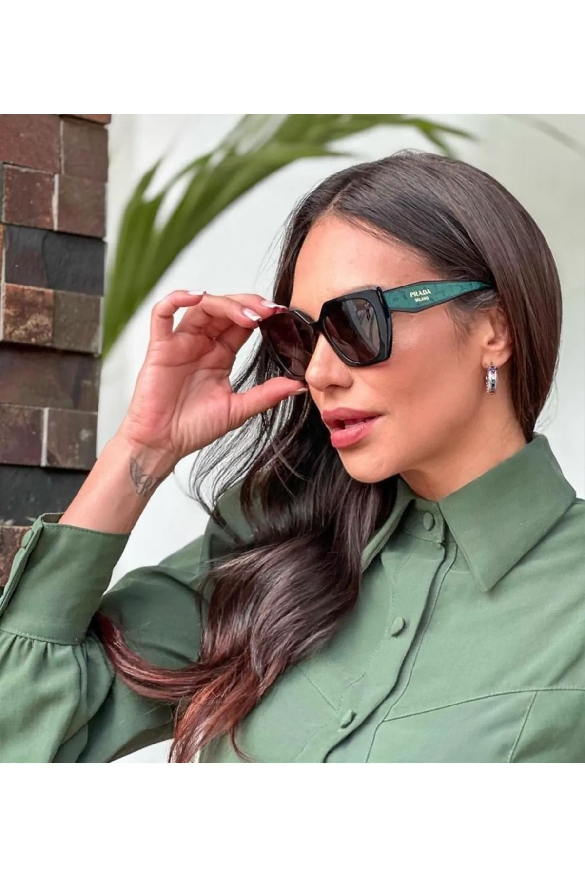 Prada Kadın Yeşil Gözlükleri - Şıklığın ve Elegansın Yansıması